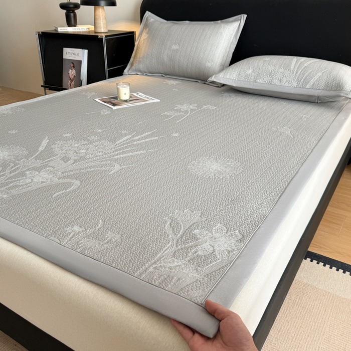 91家纺网 家纺一手货源 找家纺 鑫琪莱家纺 2026新款提花浮雕凉豆豆凉感凉席床单款 蒲公英灰