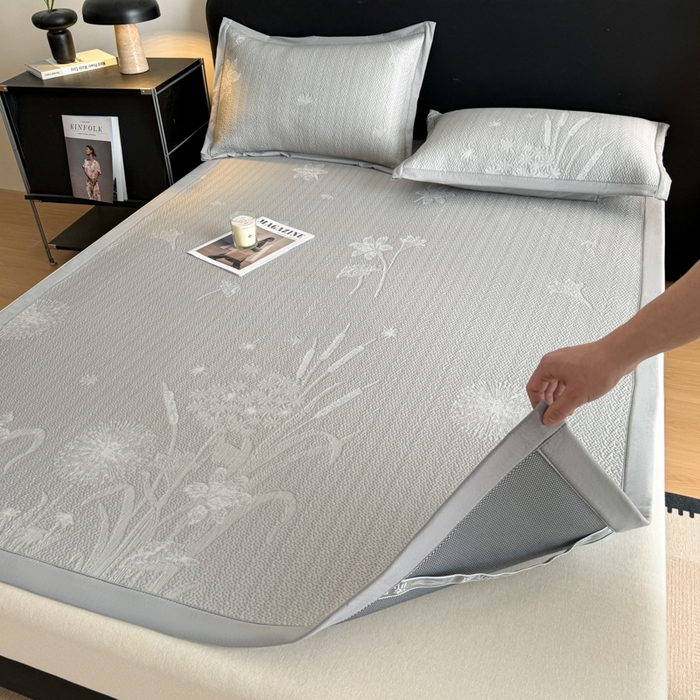 91家纺网 家纺一手货源 找家纺 鑫琪莱家纺 2026新款提花浮雕凉豆豆凉感凉席床单款 蒲公英灰