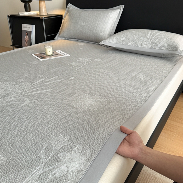 91家纺网 家纺一手货源 找家纺 鑫琪莱家纺 2026新款提花浮雕凉豆豆凉感凉席床单款 蒲公英灰
