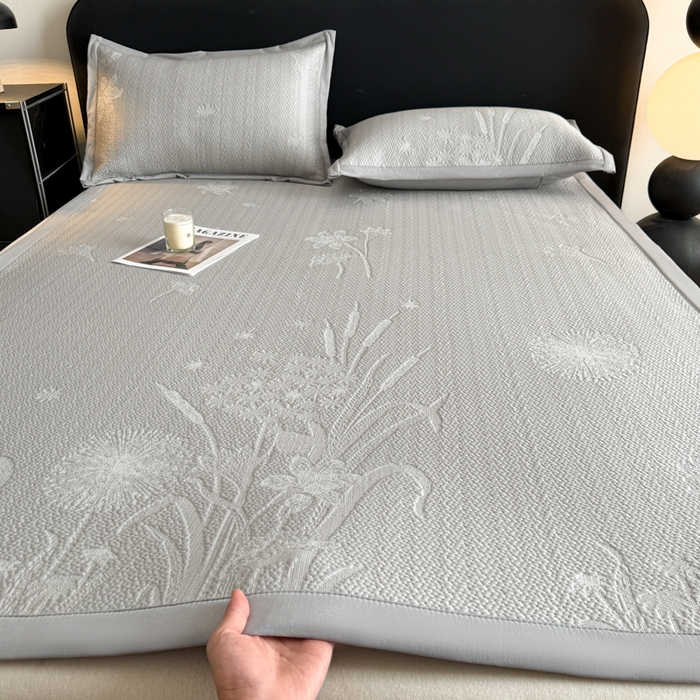 91家纺网 家纺一手货源 找家纺 鑫琪莱家纺 2026新款提花浮雕凉豆豆凉感凉席床单款 蒲公英灰