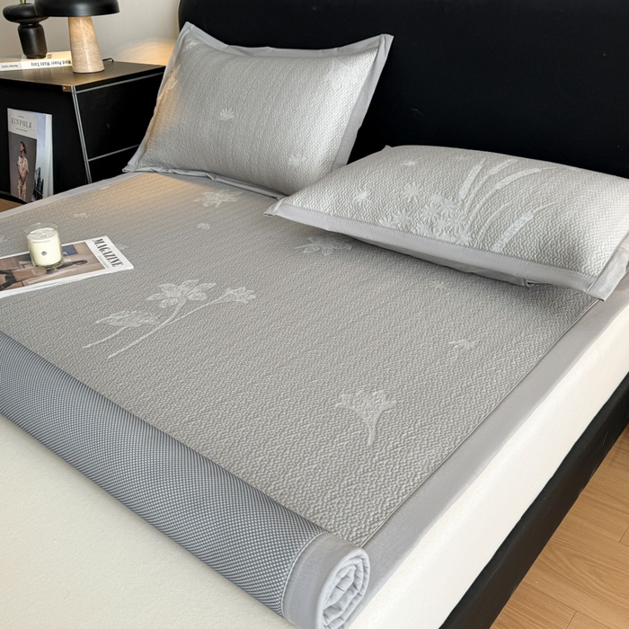 91家纺网 家纺一手货源 找家纺 鑫琪莱家纺 2026新款提花浮雕凉豆豆凉感凉席床单款 蒲公英灰