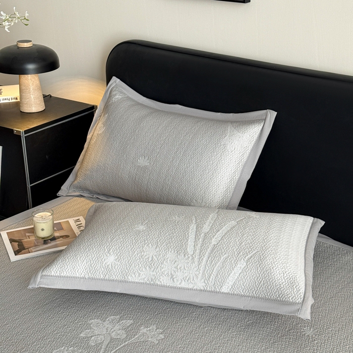 91家纺网 家纺一手货源 找家纺 鑫琪莱家纺 2026新款提花浮雕凉豆豆凉感凉席床单款 蒲公英灰