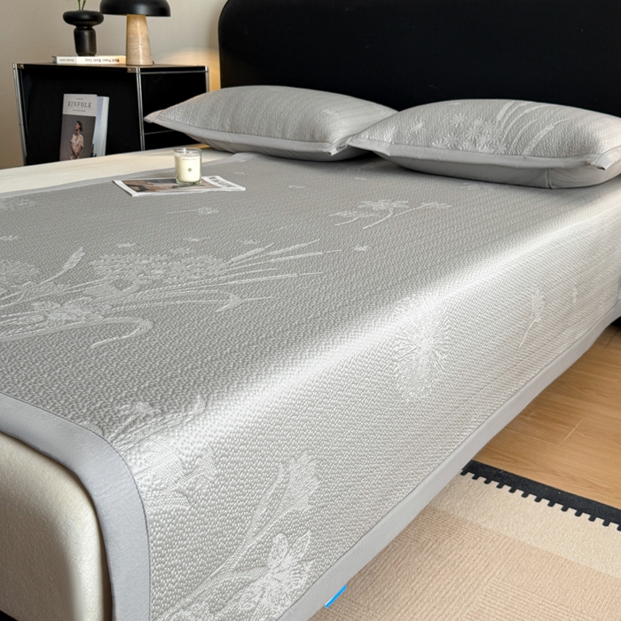 91家纺网 家纺一手货源 找家纺 鑫琪莱家纺 2026新款提花浮雕凉豆豆凉感凉席床单款 蒲公英灰