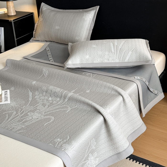 91家纺网 家纺一手货源 找家纺 鑫琪莱家纺 2026新款提花浮雕凉豆豆凉感凉席床单款 蒲公英灰