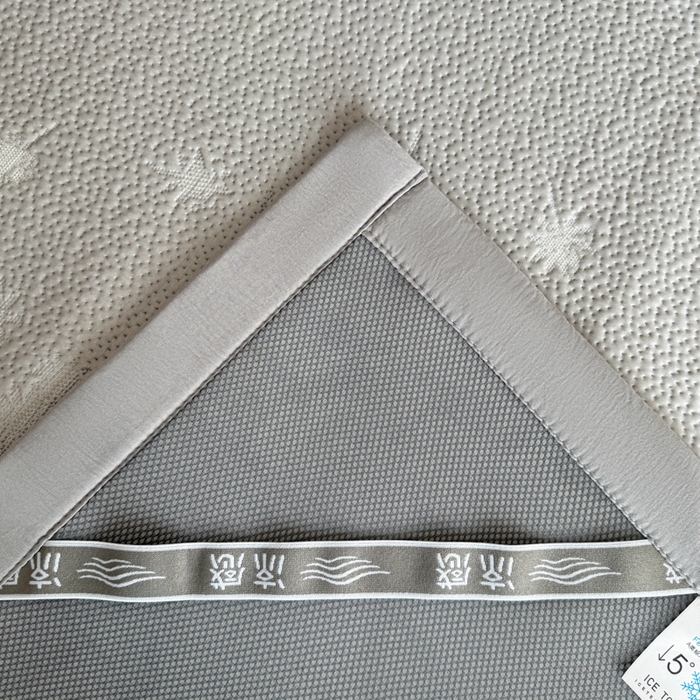 91家纺网 家纺一手货源 找家纺 鑫琪莱家纺 2026新款提花浮雕凉豆豆凉感凉席床单款 蒲公英灰