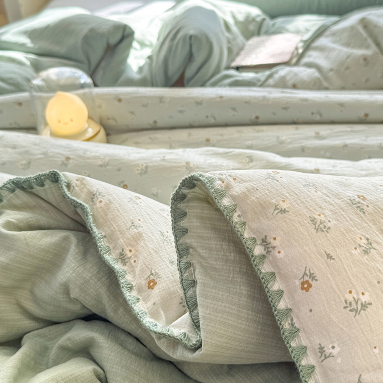 91家纺网 家纺一手货源 找家纺 雅蔓依家纺 2026春夏新款三角针贝壳边木棉云感双层纱棉花夏被夏凉被空调被 春漾