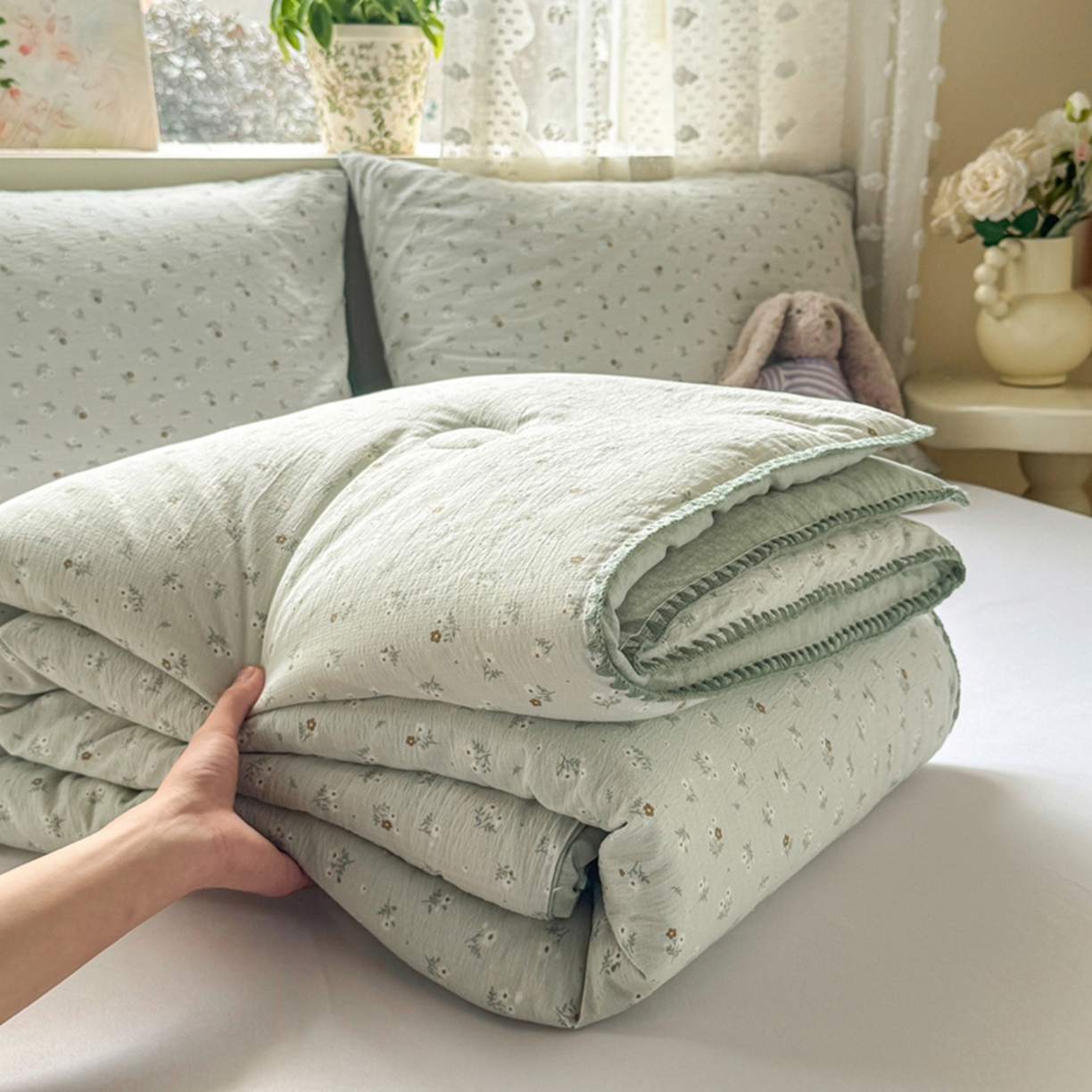 91家纺网 家纺一手货源 找家纺 雅蔓依家纺 2026春夏新款三角针贝壳边木棉云感双层纱棉花夏被夏凉被空调被 春漾