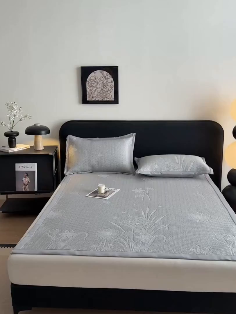 91家纺网 家纺一手货源 找家纺 鑫琪莱家纺 2026新款提花浮雕凉豆豆凉感凉席床单款 蒲公英灰