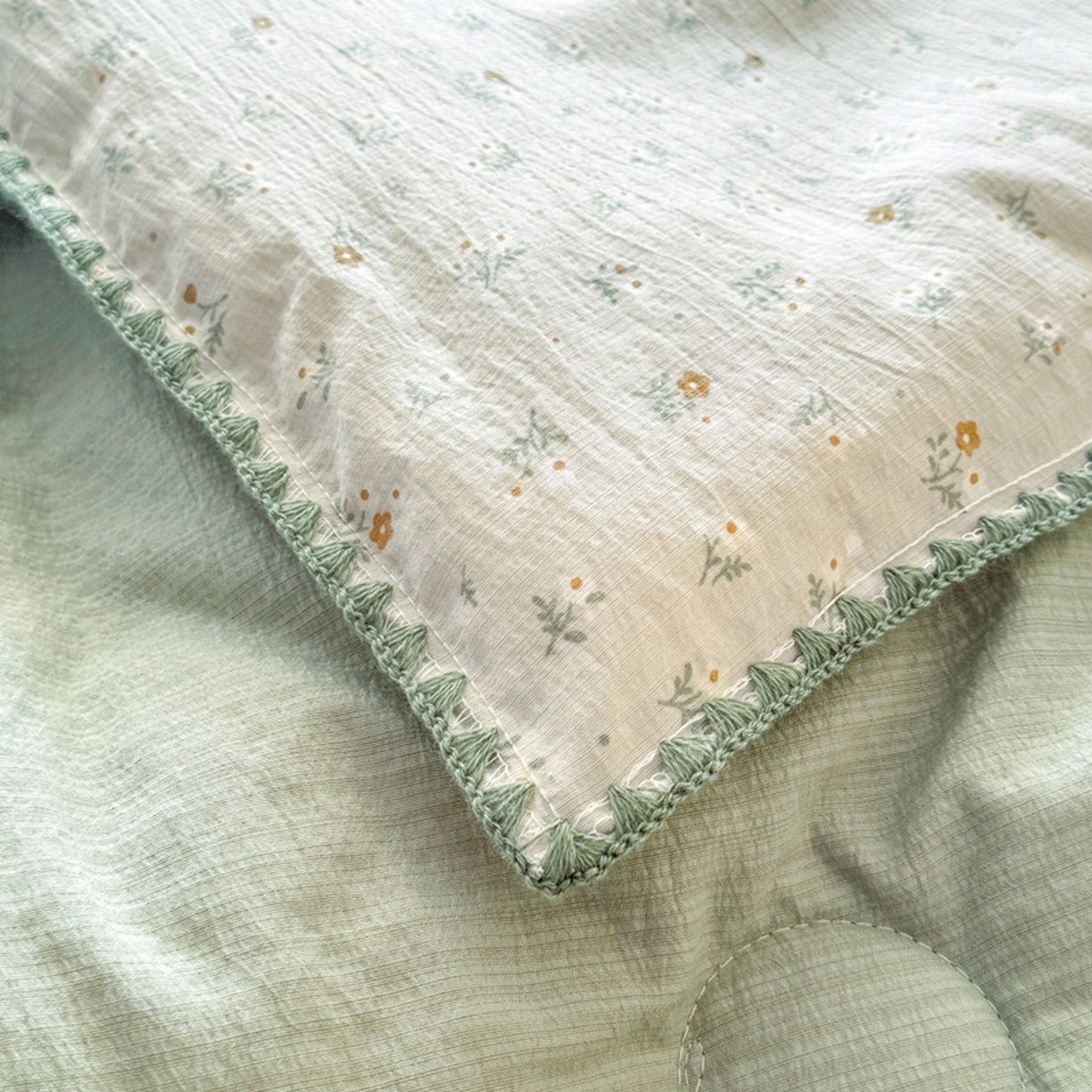 91家纺网 家纺一手货源 找家纺 雅蔓依家纺 2026春夏新款三角针贝壳边木棉云感双层纱棉花夏被夏凉被空调被 春漾