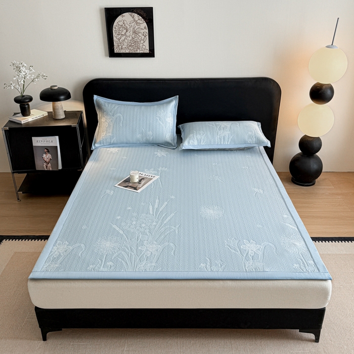 91家纺网 家纺一手货源 找家纺 鑫琪莱家纺 2026新款提花浮雕凉豆豆凉感凉席床单款 蒲公英蓝