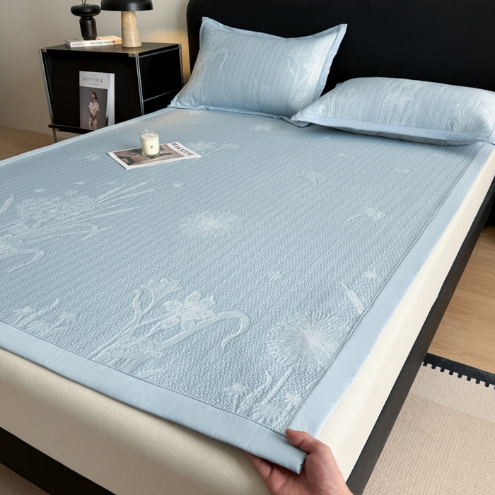 91家纺网 家纺一手货源 找家纺 鑫琪莱家纺 2026新款提花浮雕凉豆豆凉感凉席床单款 蒲公英蓝