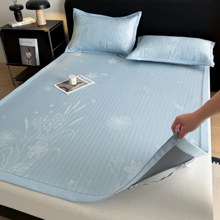91家纺网 家纺一手货源 找家纺 鑫琪莱家纺 2026新款提花浮雕凉豆豆凉感凉席床单款 蒲公英蓝