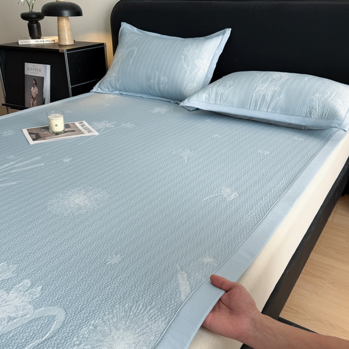 91家纺网 家纺一手货源 找家纺 鑫琪莱家纺 2026新款提花浮雕凉豆豆凉感凉席床单款 蒲公英蓝