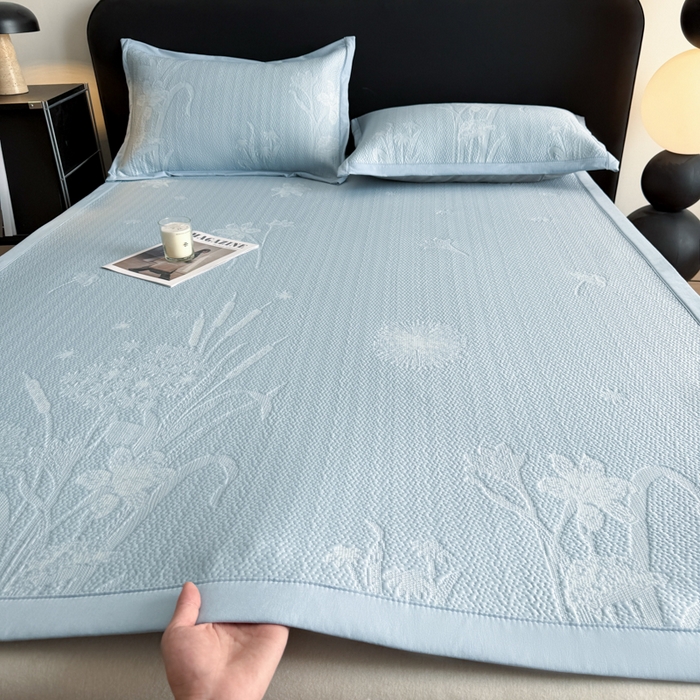 91家纺网 家纺一手货源 找家纺 鑫琪莱家纺 2026新款提花浮雕凉豆豆凉感凉席床单款 蒲公英蓝