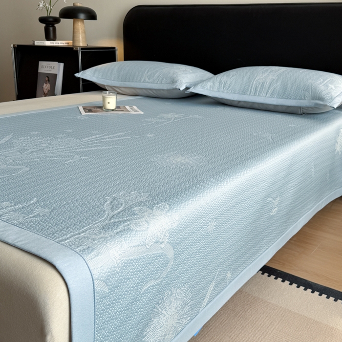 91家纺网 家纺一手货源 找家纺 鑫琪莱家纺 2026新款提花浮雕凉豆豆凉感凉席床单款 蒲公英蓝