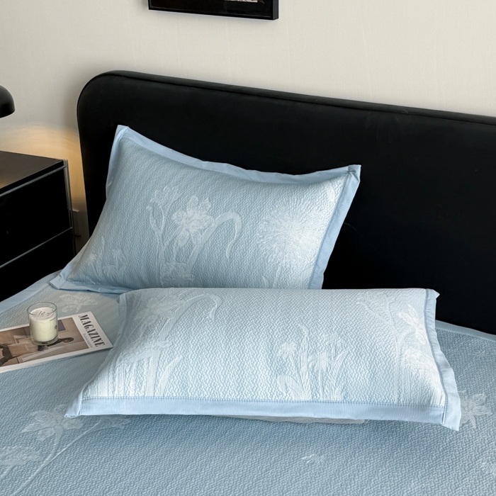 91家纺网 家纺一手货源 找家纺 鑫琪莱家纺 2026新款提花浮雕凉豆豆凉感凉席床单款 蒲公英蓝