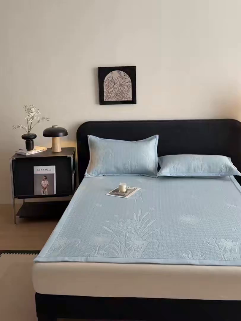 91家纺网 家纺一手货源 找家纺 鑫琪莱家纺 2026新款提花浮雕凉豆豆凉感凉席床单款 蒲公英蓝