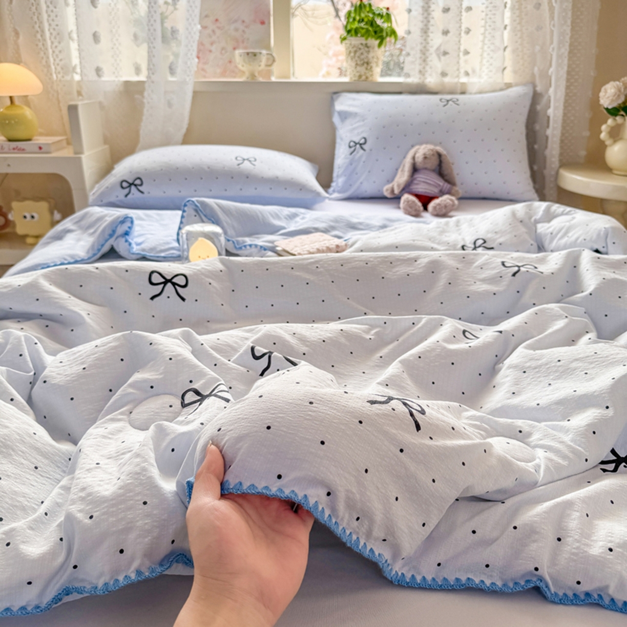 91家纺网 家纺一手货源 找家纺 雅蔓依家纺 2026春夏新款三角针贝壳边木棉云感双层纱棉花夏被夏凉被空调被 海盐蝴蝶结