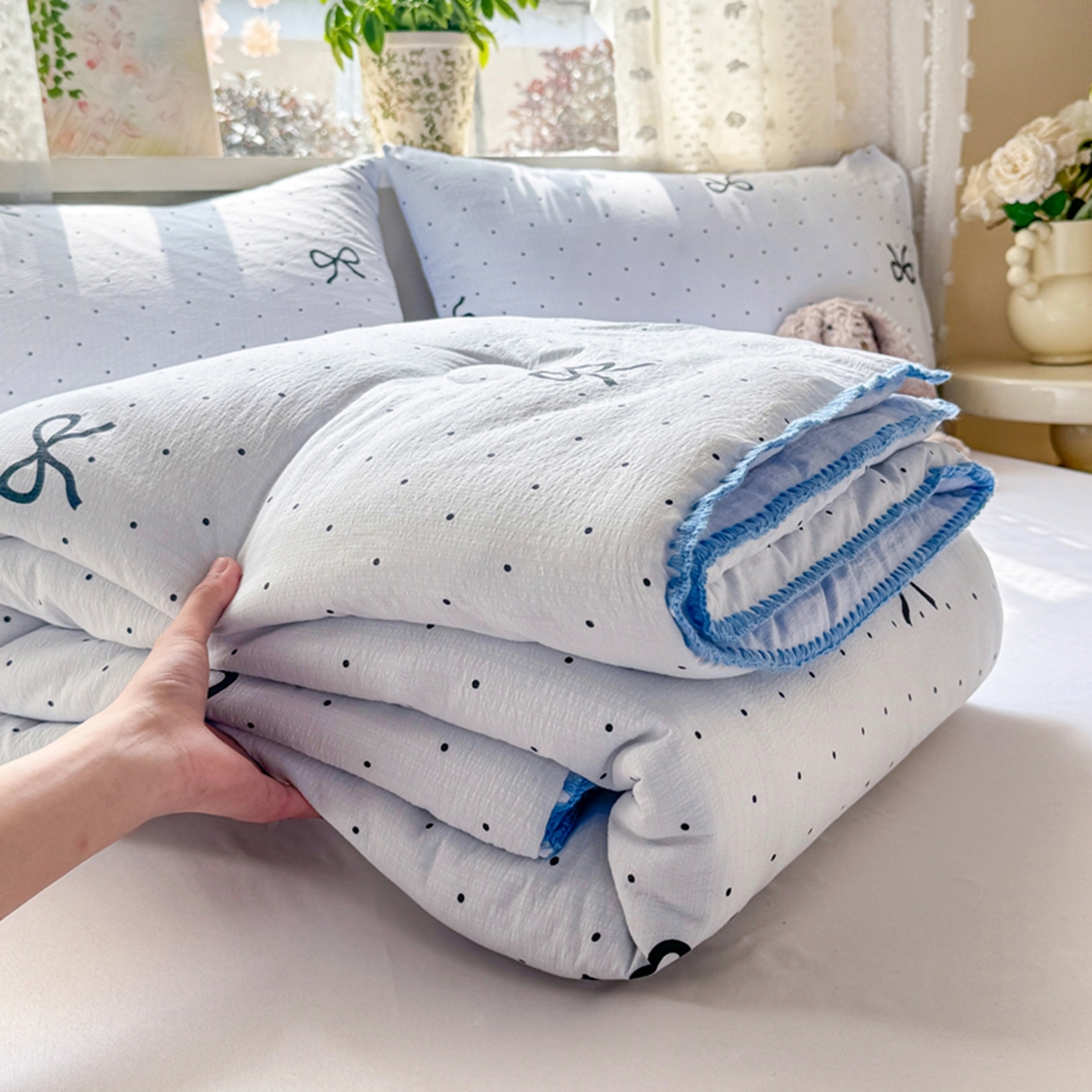 91家纺网 家纺一手货源 找家纺 雅蔓依家纺 2026春夏新款三角针贝壳边木棉云感双层纱棉花夏被夏凉被空调被 海盐蝴蝶结