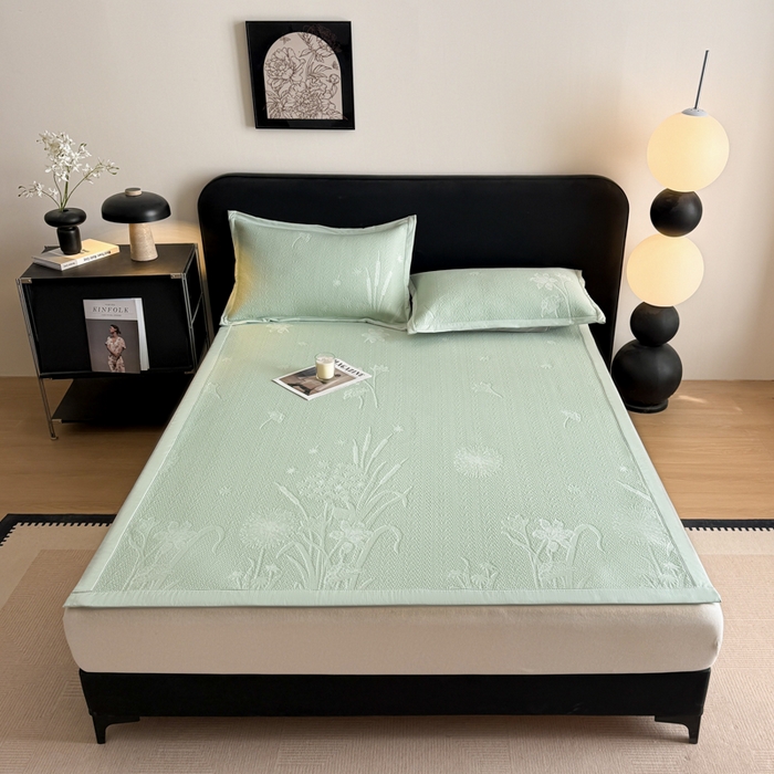 91家纺网 家纺一手货源 找家纺 鑫琪莱家纺 2026新款提花浮雕凉豆豆凉感凉席床单款 蒲公英绿