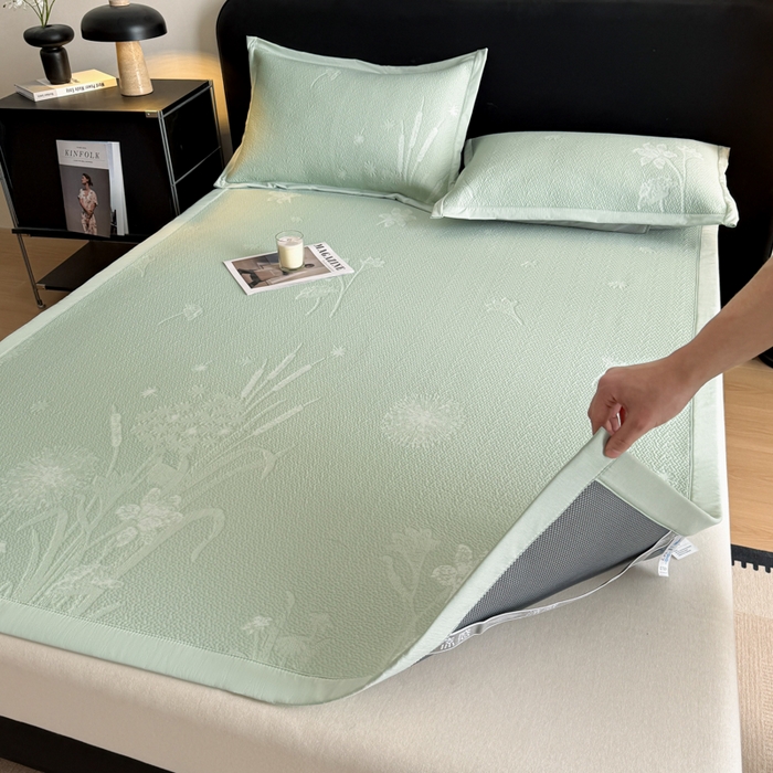 91家纺网 家纺一手货源 找家纺 鑫琪莱家纺 2026新款提花浮雕凉豆豆凉感凉席床单款 蒲公英绿