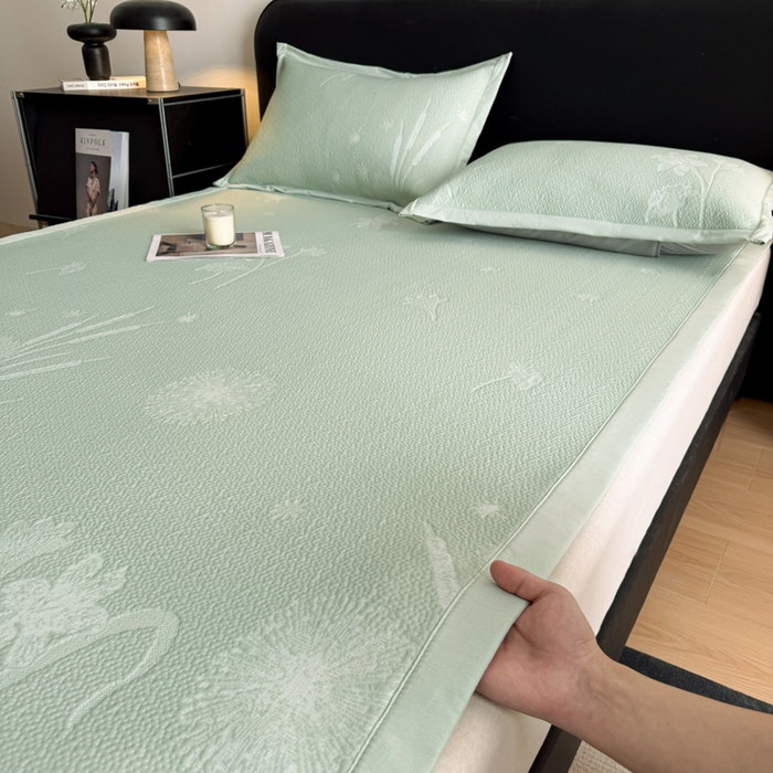 91家纺网 家纺一手货源 找家纺 鑫琪莱家纺 2026新款提花浮雕凉豆豆凉感凉席床单款 蒲公英绿