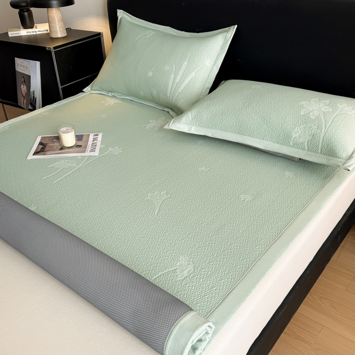 91家纺网 家纺一手货源 找家纺 鑫琪莱家纺 2026新款提花浮雕凉豆豆凉感凉席床单款 蒲公英绿