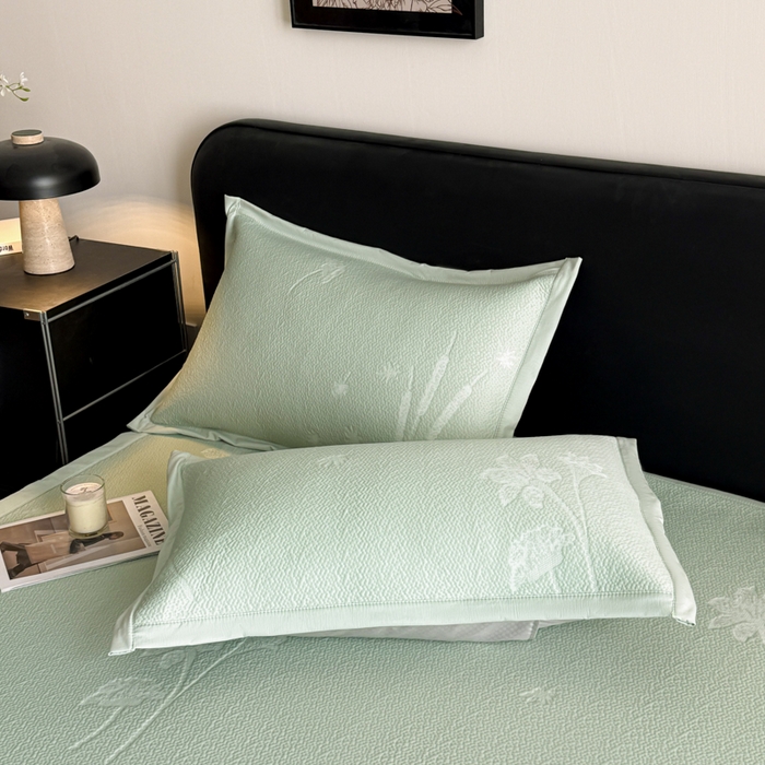 91家纺网 家纺一手货源 找家纺 鑫琪莱家纺 2026新款提花浮雕凉豆豆凉感凉席床单款 蒲公英绿