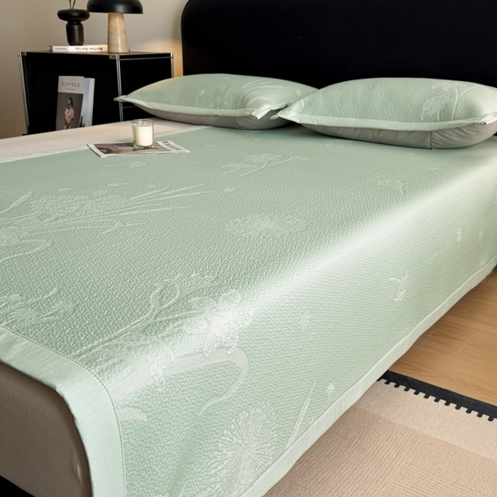 91家纺网 家纺一手货源 找家纺 鑫琪莱家纺 2026新款提花浮雕凉豆豆凉感凉席床单款 蒲公英绿