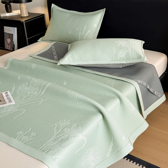 91家纺网 家纺一手货源 找家纺 鑫琪莱家纺 2026新款提花浮雕凉豆豆凉感凉席床单款 蒲公英绿