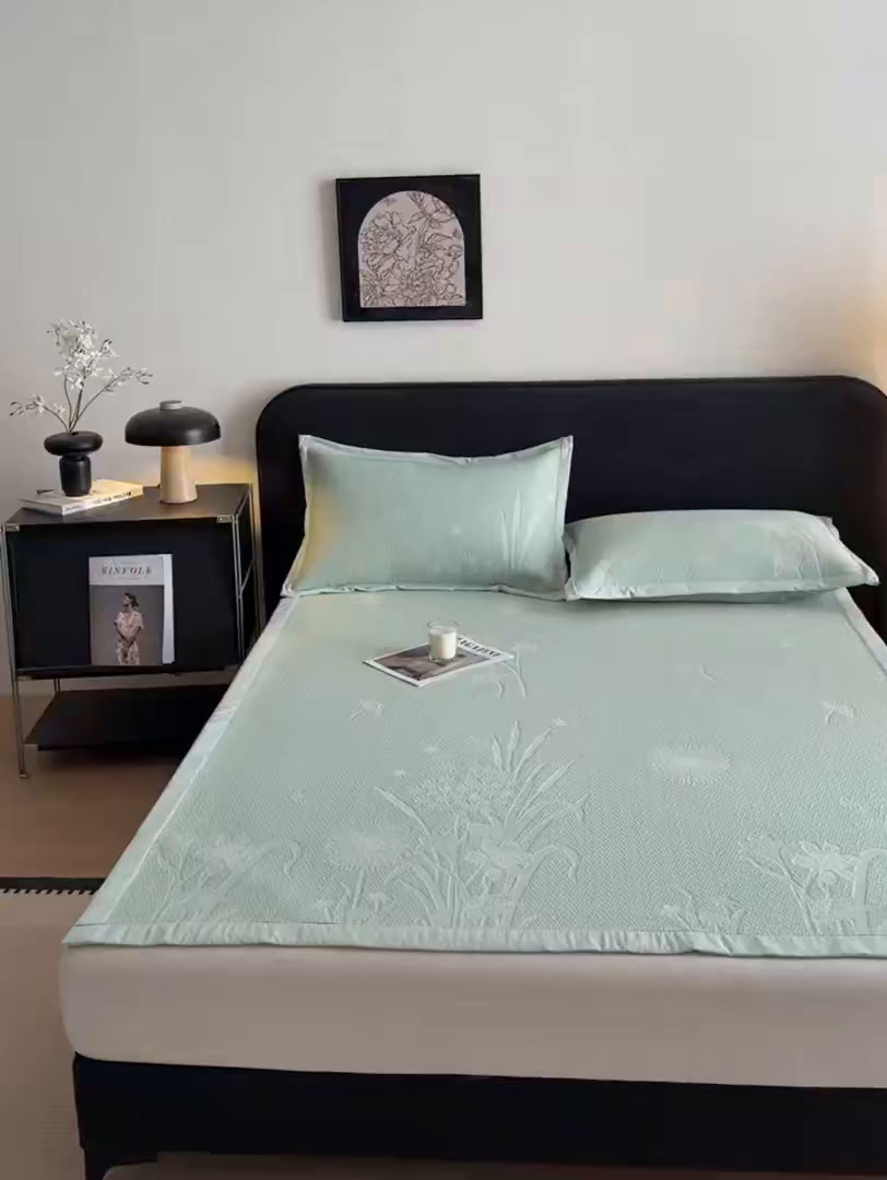 91家纺网 家纺一手货源 找家纺 鑫琪莱家纺 2026新款提花浮雕凉豆豆凉感凉席床单款 蒲公英绿