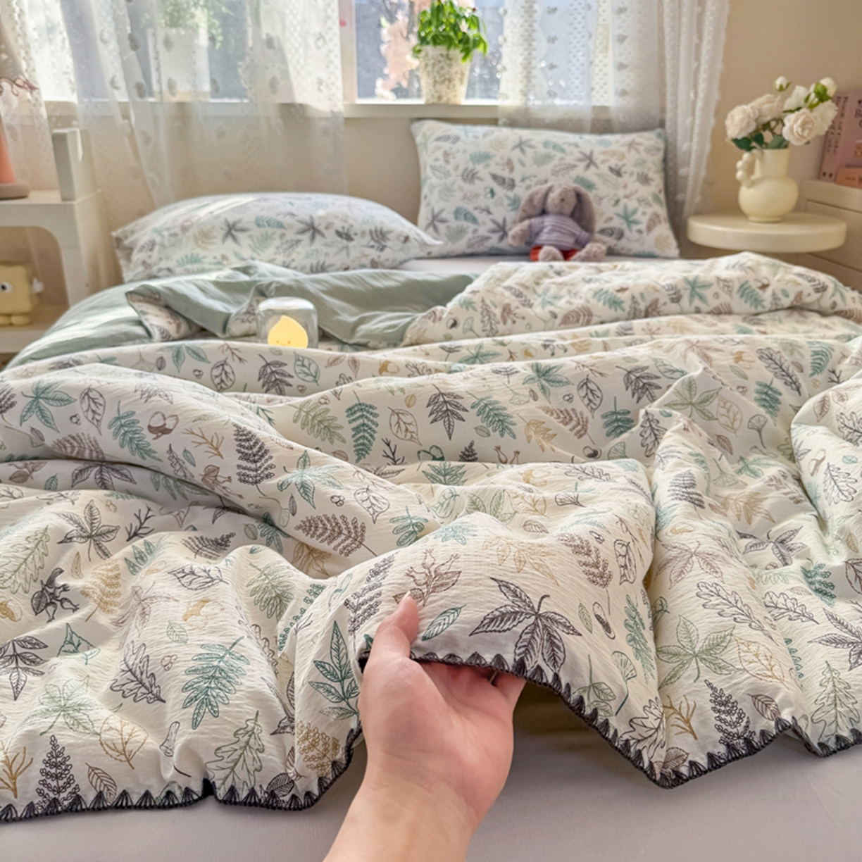 91家纺网 家纺一手货源 找家纺 雅蔓依家纺 2026春夏新款三角针贝壳边木棉云感双层纱棉花夏被夏凉被空调被 假日森林