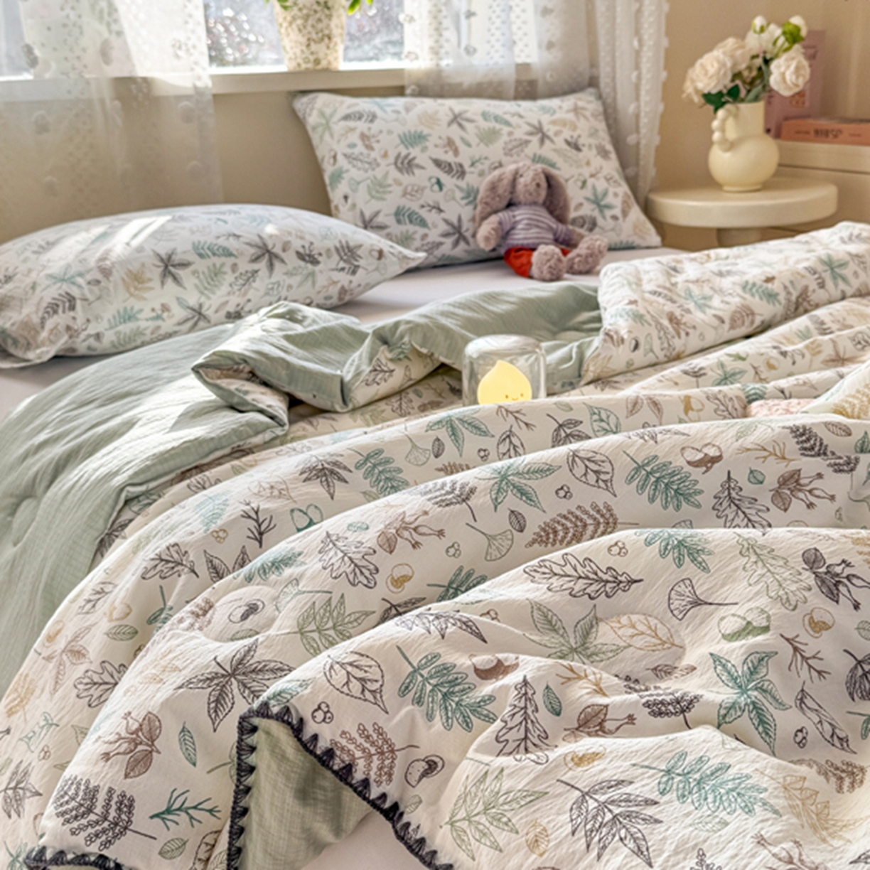 91家纺网 家纺一手货源 找家纺 雅蔓依家纺 2026春夏新款三角针贝壳边木棉云感双层纱棉花夏被夏凉被空调被 假日森林