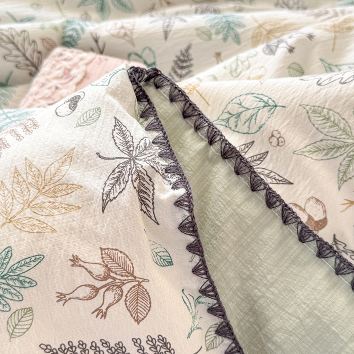 91家纺网 家纺一手货源 找家纺 雅蔓依家纺 2026春夏新款三角针贝壳边木棉云感双层纱棉花夏被夏凉被空调被 假日森林