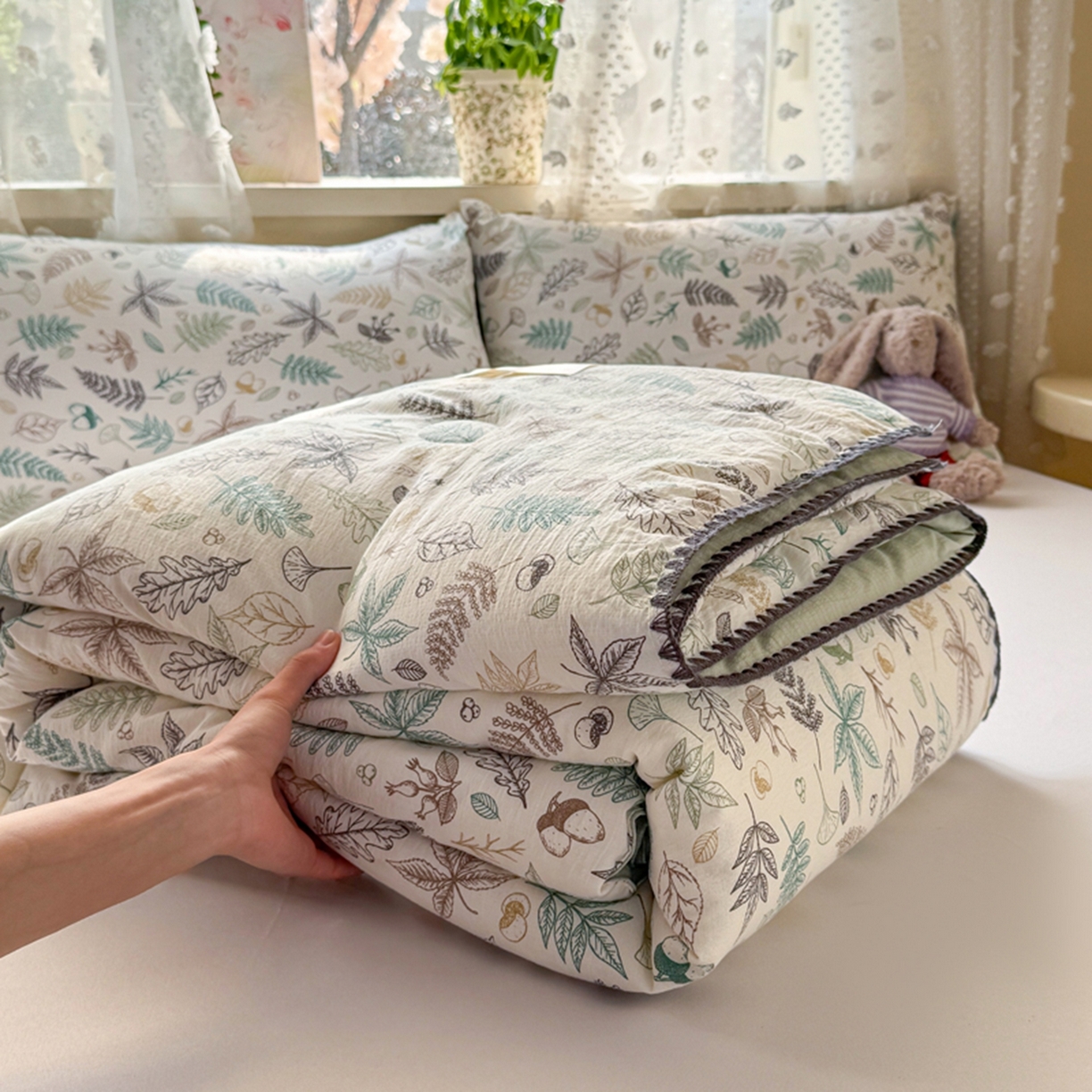 91家纺网 家纺一手货源 找家纺 雅蔓依家纺 2026春夏新款三角针贝壳边木棉云感双层纱棉花夏被夏凉被空调被 假日森林