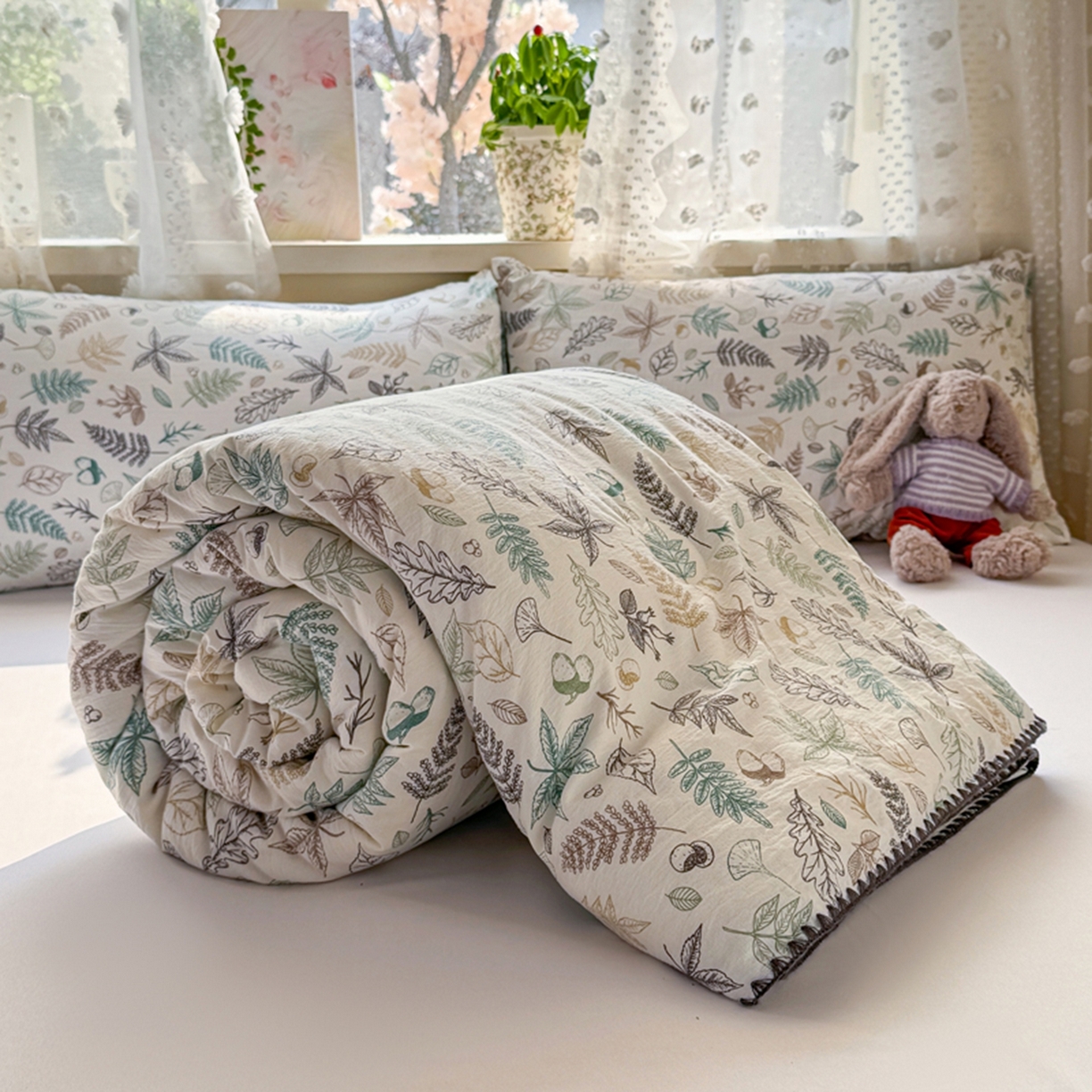 91家纺网 家纺一手货源 找家纺 雅蔓依家纺 2026春夏新款三角针贝壳边木棉云感双层纱棉花夏被夏凉被空调被 假日森林