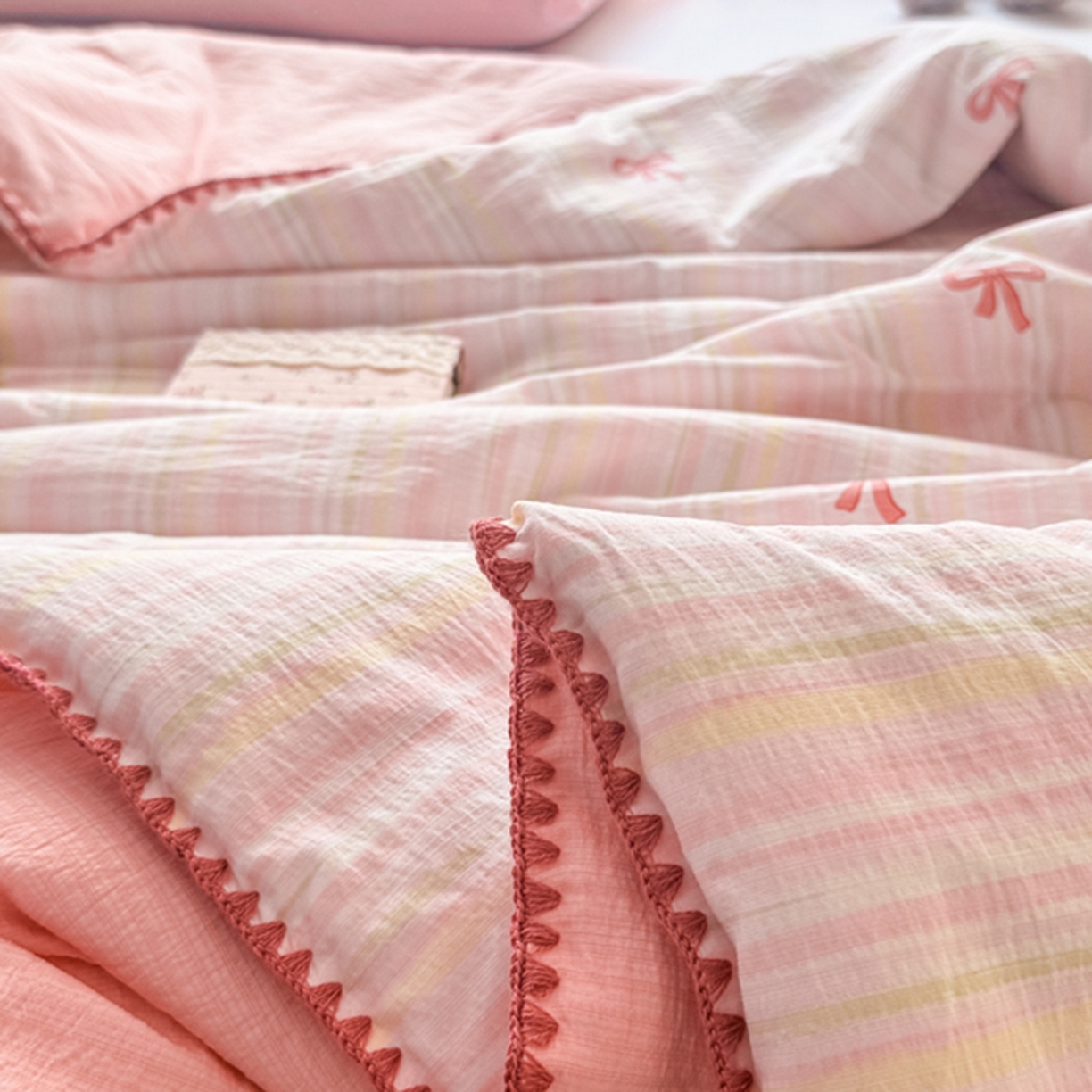 91家纺网 家纺一手货源 找家纺 雅蔓依家纺 2026春夏新款三角针贝壳边木棉云感双层纱棉花夏被夏凉被空调被 美美蝴蝶结