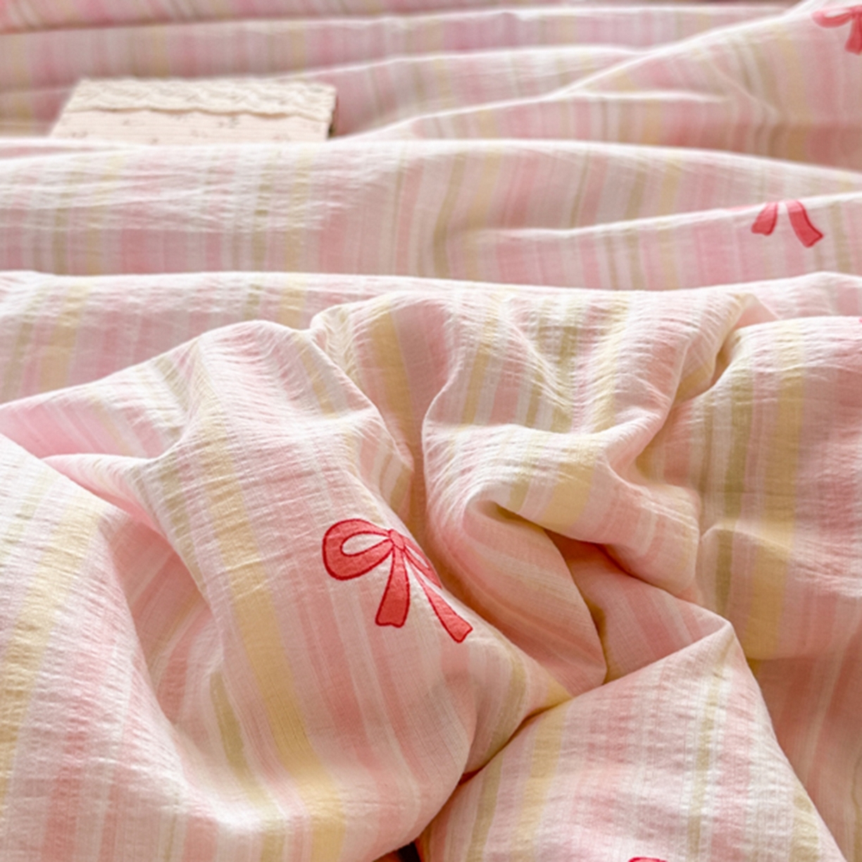 91家纺网 家纺一手货源 找家纺 雅蔓依家纺 2026春夏新款三角针贝壳边木棉云感双层纱棉花夏被夏凉被空调被 美美蝴蝶结