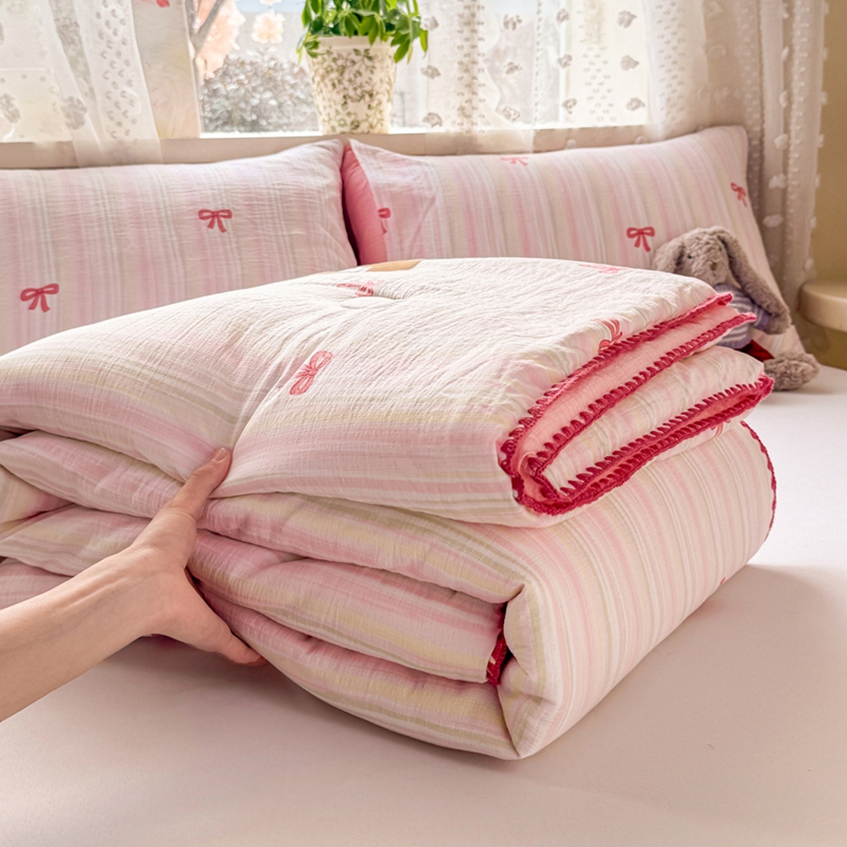 91家纺网 家纺一手货源 找家纺 雅蔓依家纺 2026春夏新款三角针贝壳边木棉云感双层纱棉花夏被夏凉被空调被 美美蝴蝶结