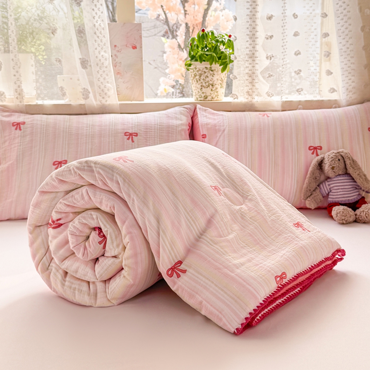 91家纺网 家纺一手货源 找家纺 雅蔓依家纺 2026春夏新款三角针贝壳边木棉云感双层纱棉花夏被夏凉被空调被 美美蝴蝶结