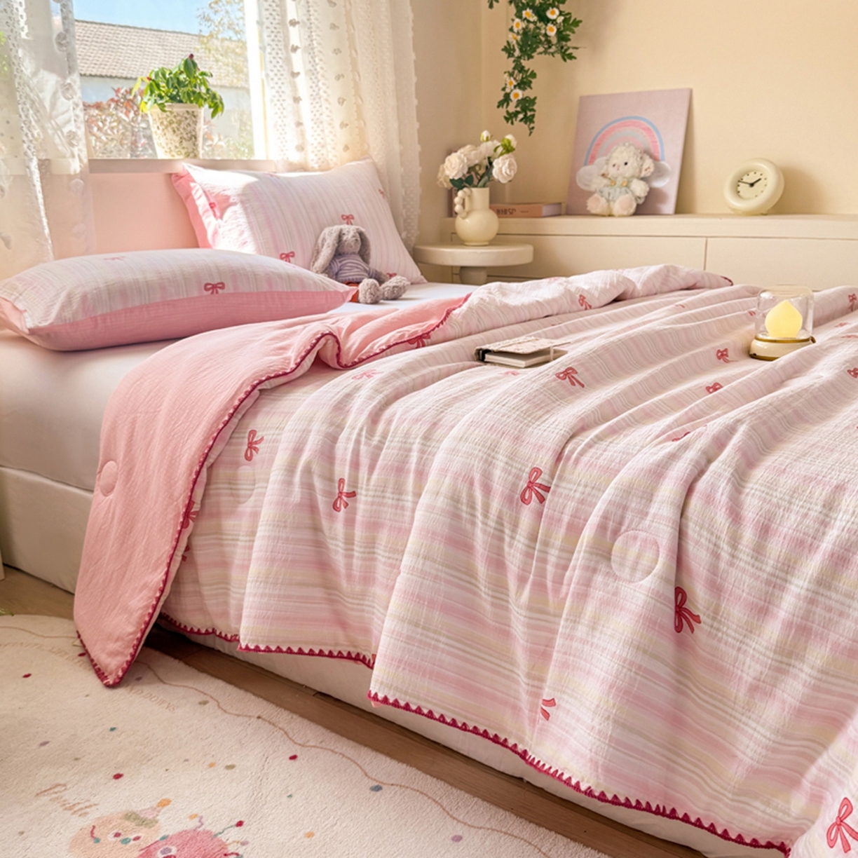 91家纺网 家纺一手货源 找家纺 雅蔓依家纺 2026春夏新款三角针贝壳边木棉云感双层纱棉花夏被夏凉被空调被 美美蝴蝶结