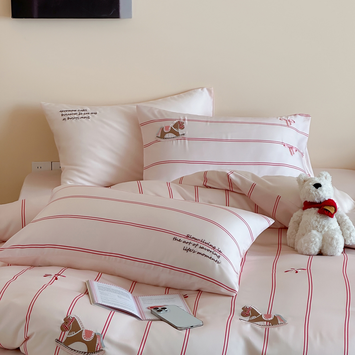 91家纺网 家纺一手货源 找家纺 沐珩家纺 2026新款兰精60s数码条纹天丝绣花四件套 粉调游园