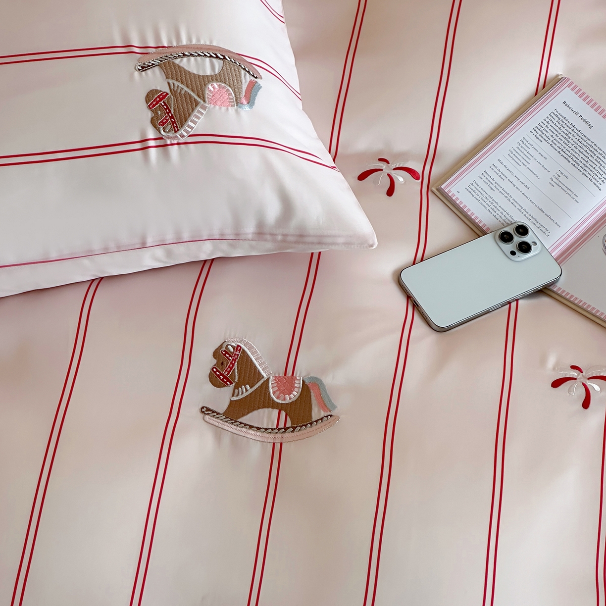 91家纺网 家纺一手货源 找家纺 沐珩家纺 2026新款兰精60s数码条纹天丝绣花四件套 粉调游园