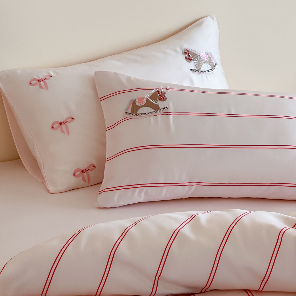 91家纺网 家纺一手货源 找家纺 沐珩家纺 2026新款兰精60s数码条纹天丝绣花四件套 粉调游园