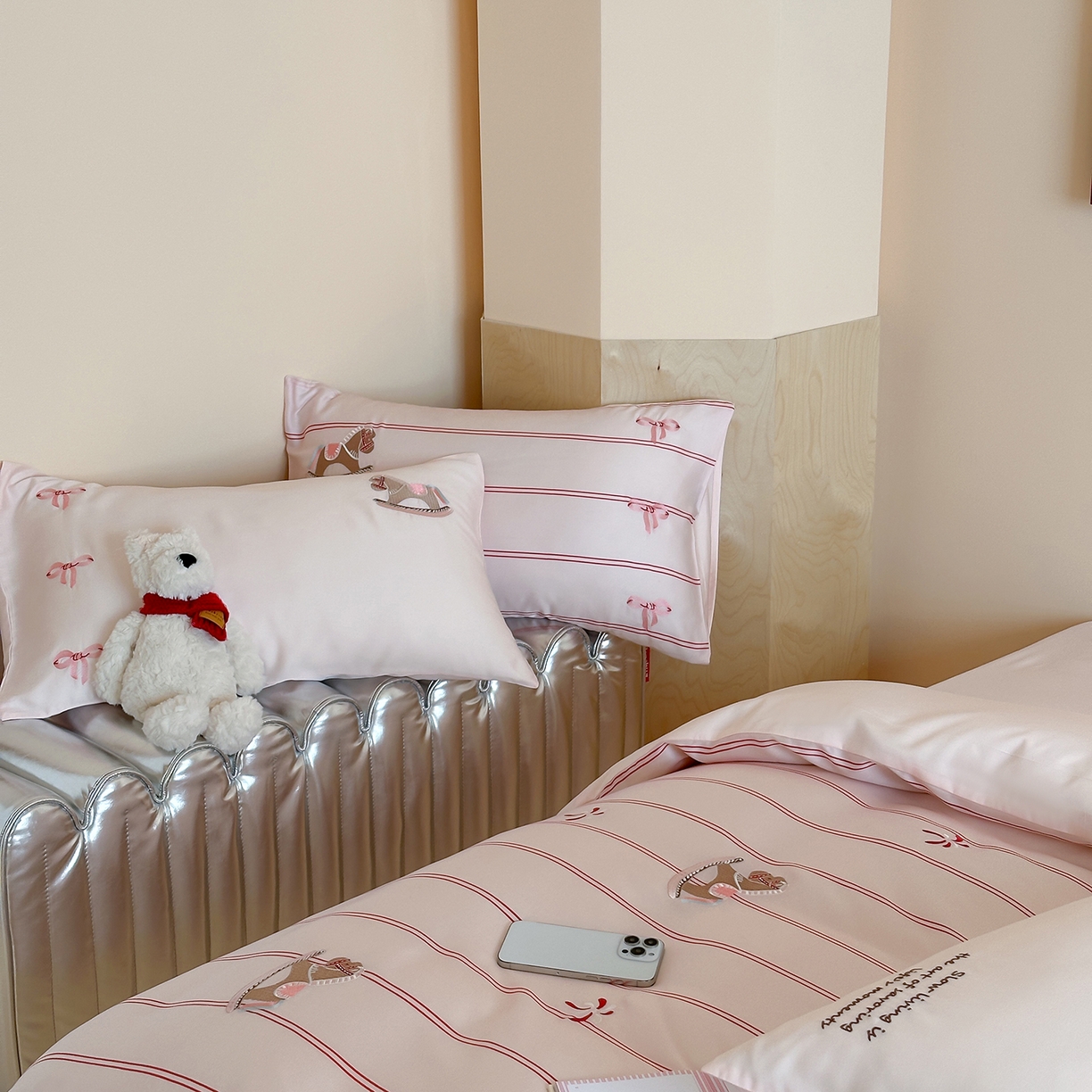 91家纺网 家纺一手货源 找家纺 沐珩家纺 2026新款兰精60s数码条纹天丝绣花四件套 粉调游园