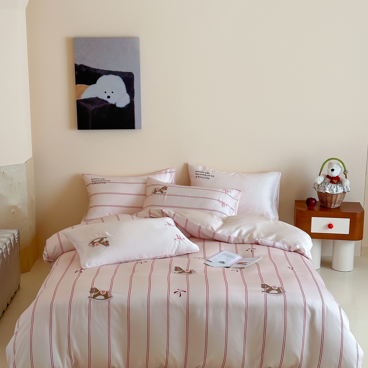 91家纺网 家纺一手货源 找家纺 沐珩家纺 2026新款兰精60s数码条纹天丝绣花四件套 粉调游园