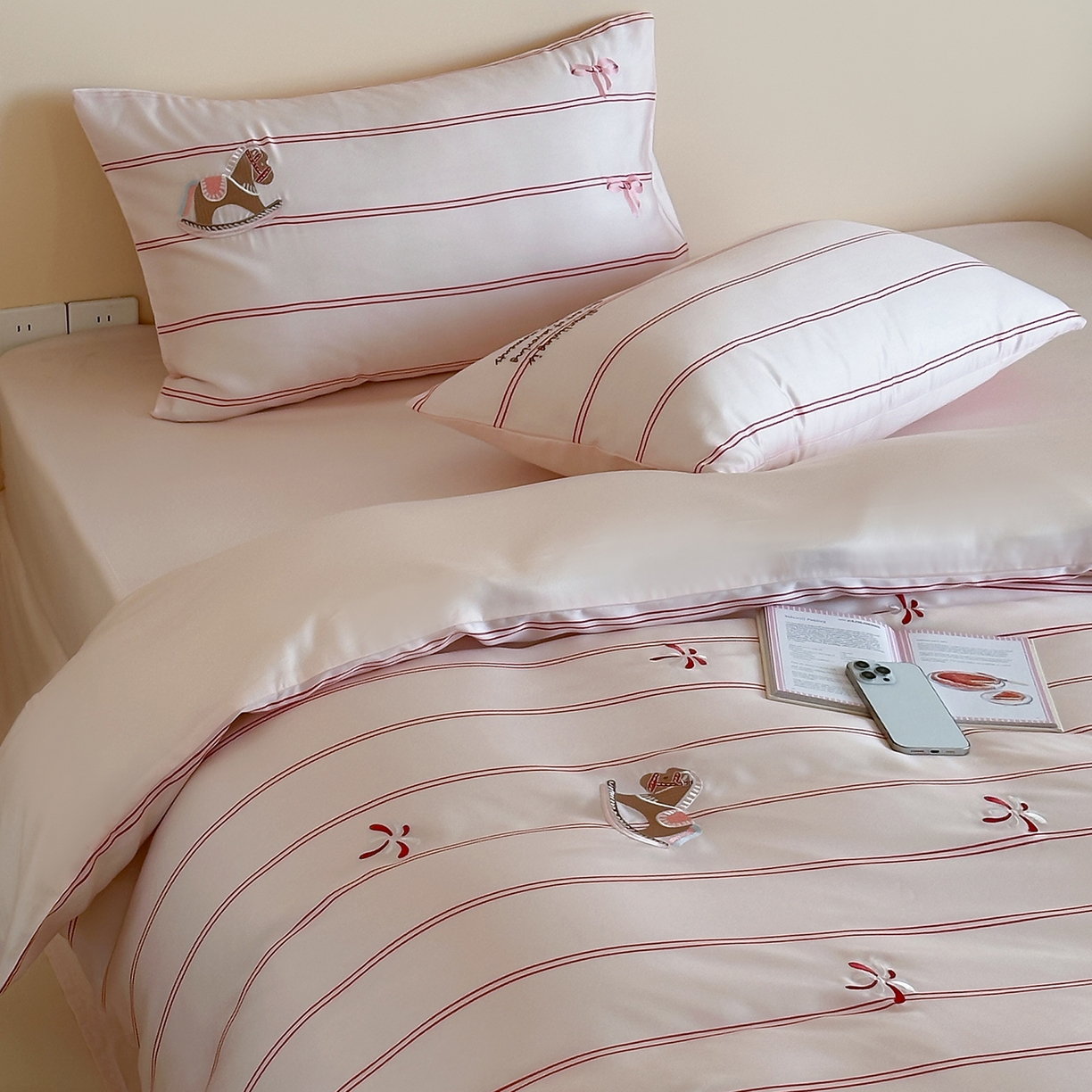 91家纺网 家纺一手货源 找家纺 沐珩家纺 2026新款兰精60s数码条纹天丝绣花四件套 粉调游园