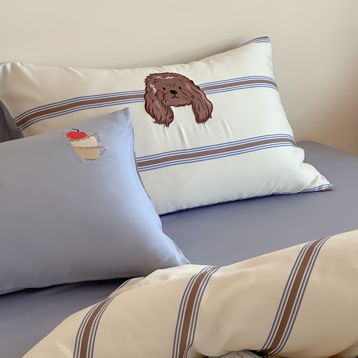 91家纺网 家纺一手货源 找家纺 沐珩家纺 2026新款兰精60s数码条纹天丝绣花四件套 海盐慕斯