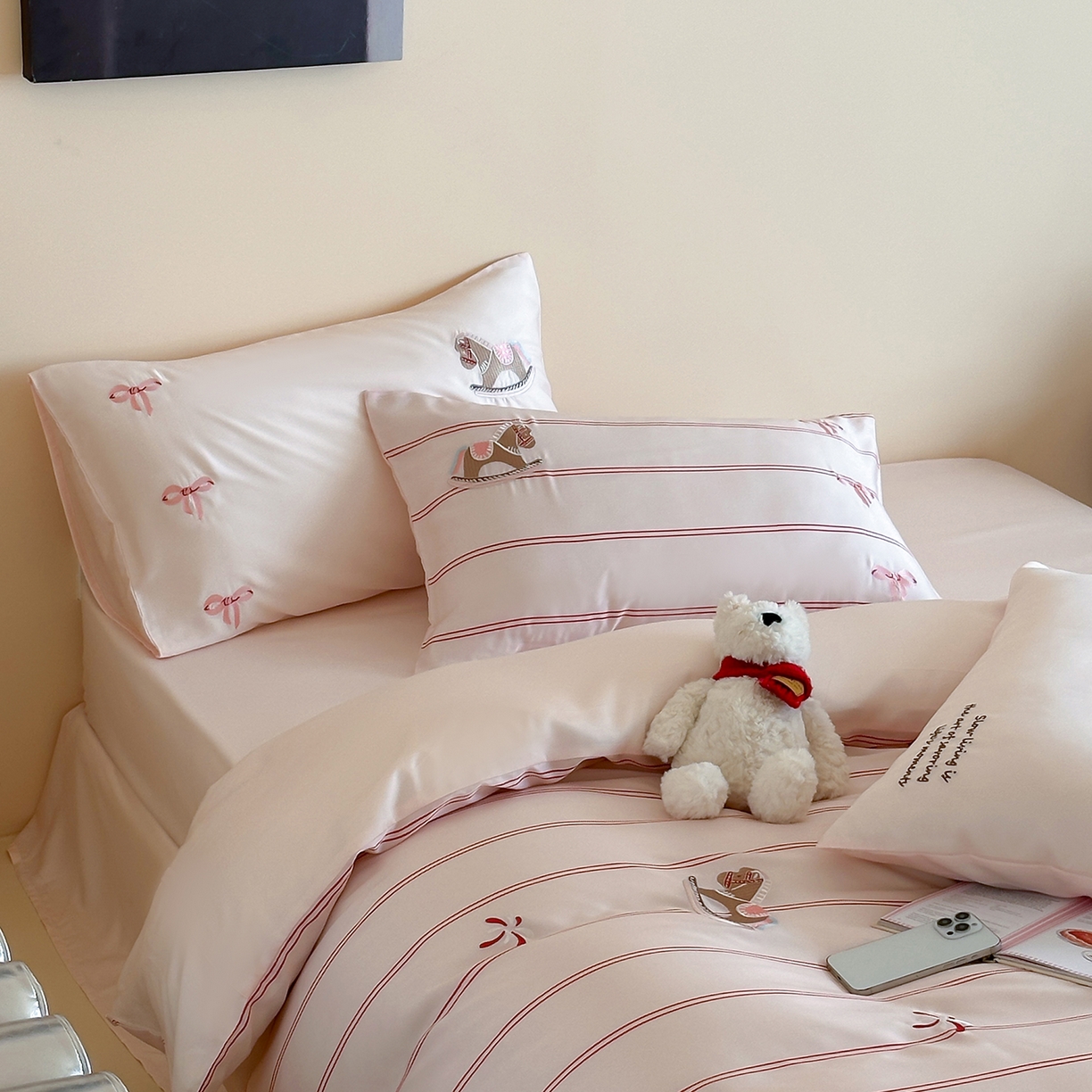 91家纺网 家纺一手货源 找家纺 沐珩家纺 2026新款兰精60s数码条纹天丝绣花四件套 粉调游园