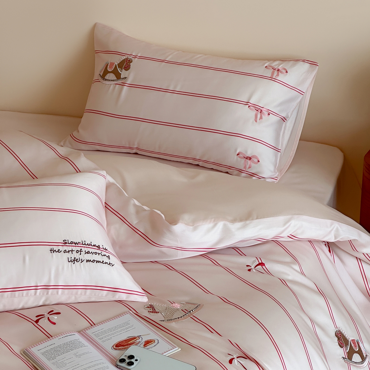 91家纺网 家纺一手货源 找家纺 沐珩家纺 2026新款兰精60s数码条纹天丝绣花四件套 粉调游园